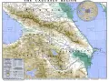 Góry Kaukazu z zaznaczonym Elbrusem. Mapa regionu z zaznaczonymi miastami, zasobami i ukształtowaniem terenu.