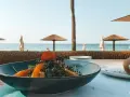 Pyszna sałatka z owocami i ziarnami, idealna na lunch w stylu full board plus nad morzem.