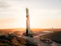 Rakieta SpaceX gotowa do startu. Słońce wschodzi nad kosmodromem, zapowiadając wielką wyprawę na Marsa.