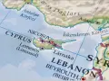 Mapa pokazuje Cypr Grecki, z zaznaczonymi Nikozją, Limassol i Larnaką. Obok widać Liban i Syrię.