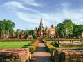 Ruiny świątyń w historycznym parku Sukhothai, Tajlandia. To miejsce, które mogłoby być jednym z 7 cudów świata UNESCO, zachwyca swoją architekturą.