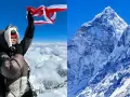 Młoda osoba z flagą na szczycie Mount Everest, najmłodsza osoba na Mount Everest, triumfuje nad chmurami.