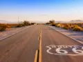 Droga Route 66 w pustynnym krajobrazie o zachodzie słońca.