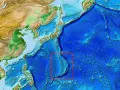 Mapa batymetryczna Pacyfiku z zaznaczonym na czerwono rowem Mariańskim, najgłębszym miejscem na Ziemi.