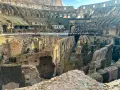 Wnętrze Koloseum, gdzie kiedyś odbywały się walki gladiatorów, dziś przyciąga turystów.