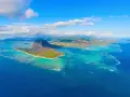 Widok na Le Morne Brabant, Mauritius. Idealny czas na podróż to okres od maja do grudnia, kiedy pogoda jest słoneczna i sucha.