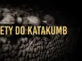 Paryskie katakumby: ściany z ludzkich kości i czaszek, z napisem "BILETY DO KATAKUMB". Mroczna atmosfera podziemi.