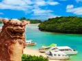 Kamienna lwica strzeże rajskiej plaży z łodziami na archipelagu z Okinawą.