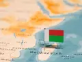 Flaga Madagaskaru na mapie. Widoczna jest Afryka i wyspa, gdzie leży Madagaskar, obok Mozambiku.