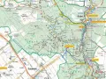 Najmniejszy park narodowy w Polsce, Ojcowski, to labirynt wapiennych skał, jaskiń i wąwozów. Na mapie zaznaczono szlaki turystyczne i punkty widokowe.