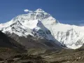 Majestatyczny, ośnieżony szczyt Mount Everest, najwyższej góry świata. Ile ma Mount Everest? Prawie 9 km!