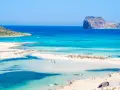 Piękna plaża z turkusową wodą i skalistą wysepką. Czy to Rodos czy Kreta?