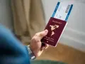 Dłoń trzyma paszport i bilet lotniczy. Planujesz podróż i zastanawiasz się, czy Cypr jest w Schengen?