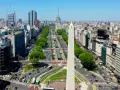 Obelisk w centrum tętniącej życiem stolicy Argentyny, Buenos Aires, otoczony zielenią i ruchem ulicznym.