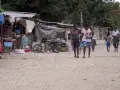 Polacy na Haiti, spacerujący pośród straganów i dzieci w szkolnych mundurkach.