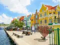Kolorowe budynki, port i serce z kłódek – idealne miejsce na curacao wakacje.
