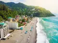 Malownicza plaża i hotele w Gruzji. Idealne miejsce na gruzińskie wakacje z widokiem na zielone wzgórza i turkusowe morze.
