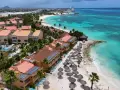 Aruba, gdzie jest? Tropikalny raj z turkusową wodą, piaszczystą plażą, palmami i hotelami z czerwonymi dachami.