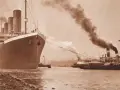 Ogromny statek, prawdopodobnie **Titanic**, wypływa z portu, holowany przez mniejsze jednostki. Dym unosi się z kominów.