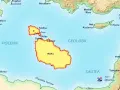 Mapa pokazuje, gdzie leży Malta, między Tunezją a Włochami, z zaznaczonymi wyspami i miastami.