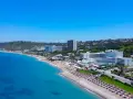 Piękna plaża w Ixia Rodos z hotelami i turkusowym morzem.