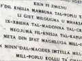 Napis na marmurze w języku maltańskim. Tekst opowiada historię o kościele i jego znaczeniu dla ludzi.