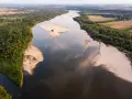 Szeroka Wisła, najdłuższa rzeka w Polsce, meandruje wśród zielonych lasów i piaszczystych łach.