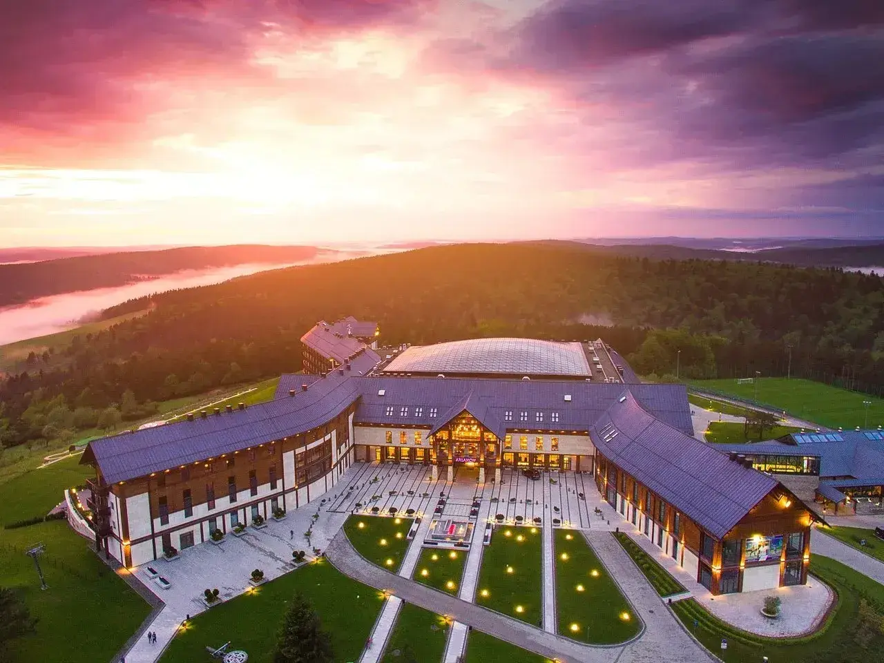 Hotel Arłamów o zachodzie słońca. Sprawdź hotel Arłamów ceny i zarezerwuj pobyt w malowniczej okolicy.