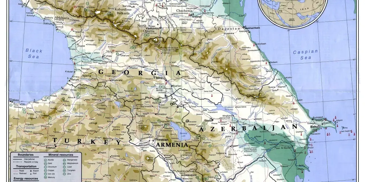 Góry Kaukazu z zaznaczonym Elbrusem. Mapa regionu z zaznaczonymi miastami, zasobami i ukształtowaniem terenu.