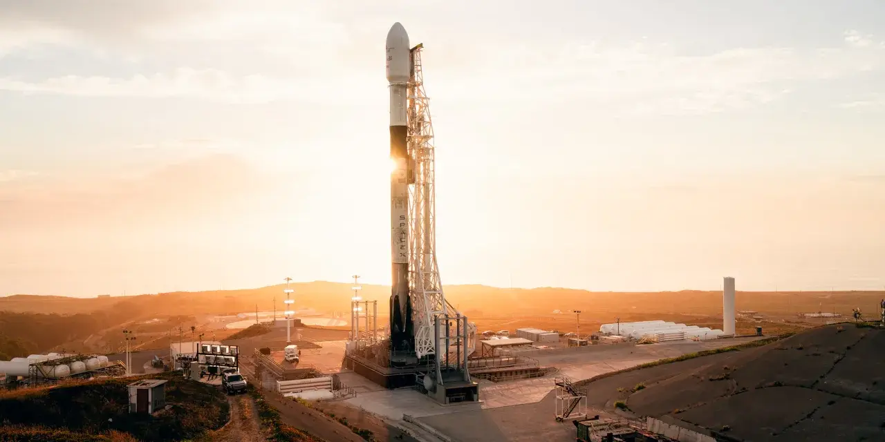 Rakieta SpaceX gotowa do startu. Słońce wschodzi nad kosmodromem, zapowiadając wielką wyprawę na Marsa.