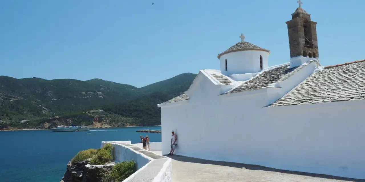 Na jakiej wyspie kręcono Mamma Mia? Odkryj tajemnice Skopelos