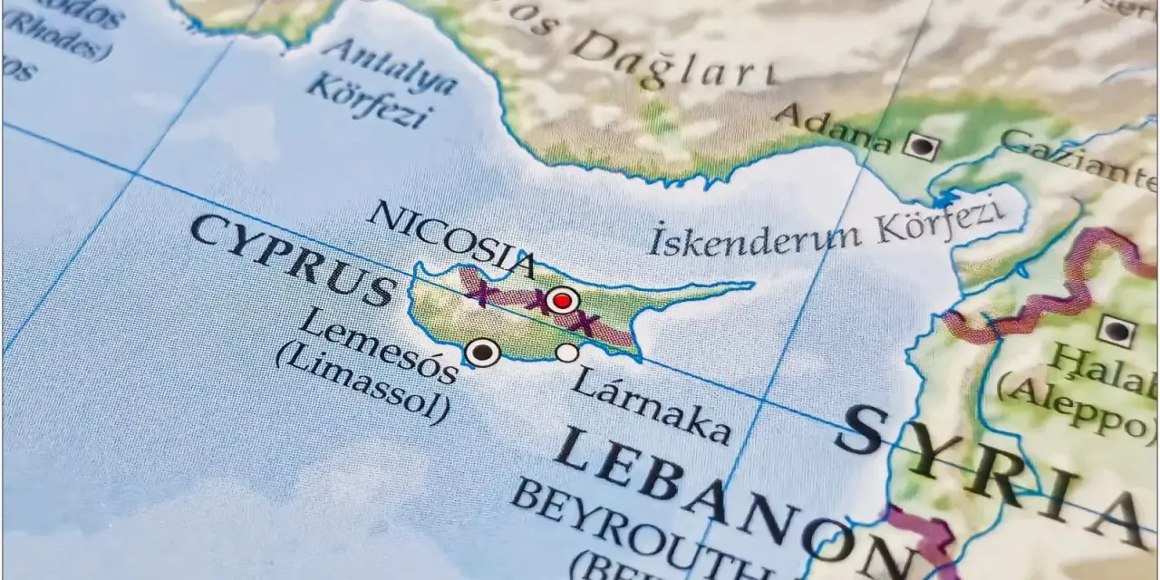 Mapa pokazuje Cypr Grecki, z zaznaczonymi Nikozją, Limassol i Larnaką. Obok widać Liban i Syrię.