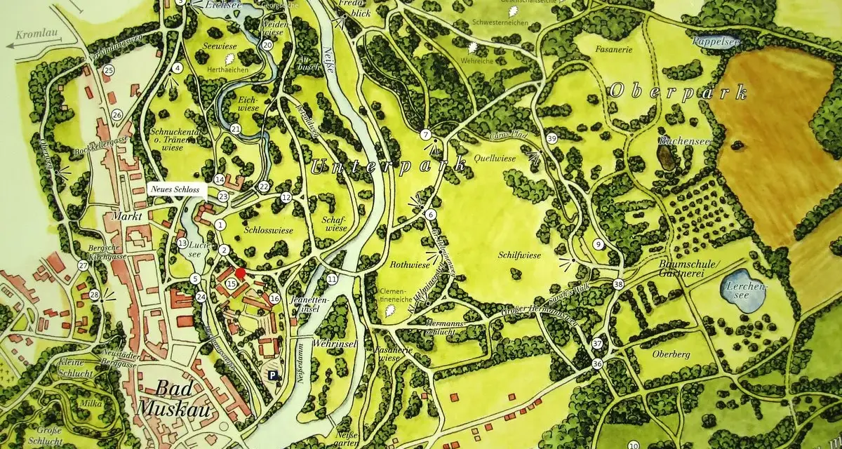 Park Mużakowski mapa: szczegółowy plan z zaznaczonymi alejkami, stawami, budynkami i polami.
