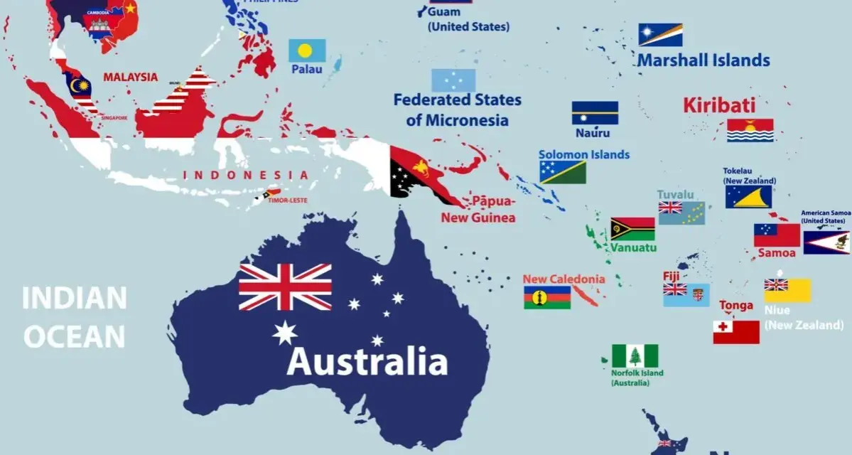 Mapa przedstawia państwa w Oceanii i Azji Południowo-Wschodniej, z zaznaczonymi flagami i nazwami krajów, w tym Australii i Nowej Zelandii.