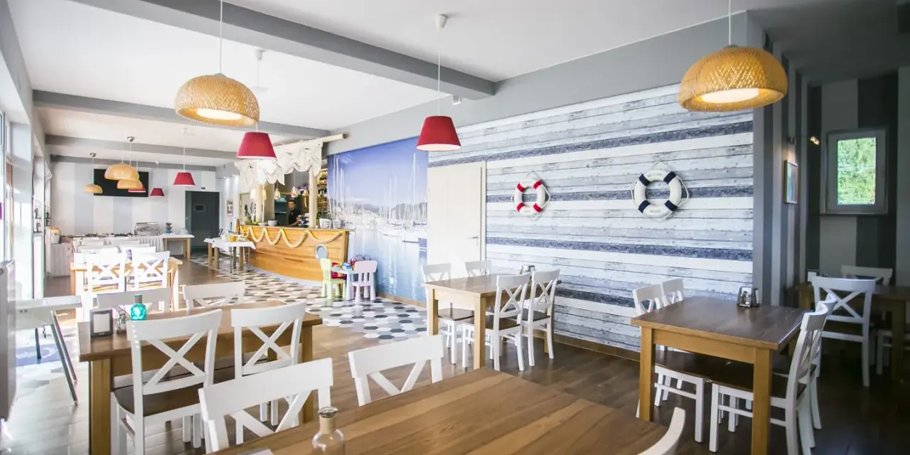 Gdzie dobrze zjeść w Krynicy Morskiej? Najlepsze restauracje na wybrzeżu