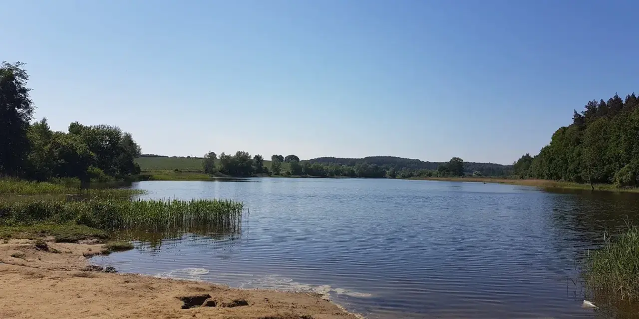 Jezioro Rokickie: Cudowne miejsce na relaks i wędkarstwo w naturze