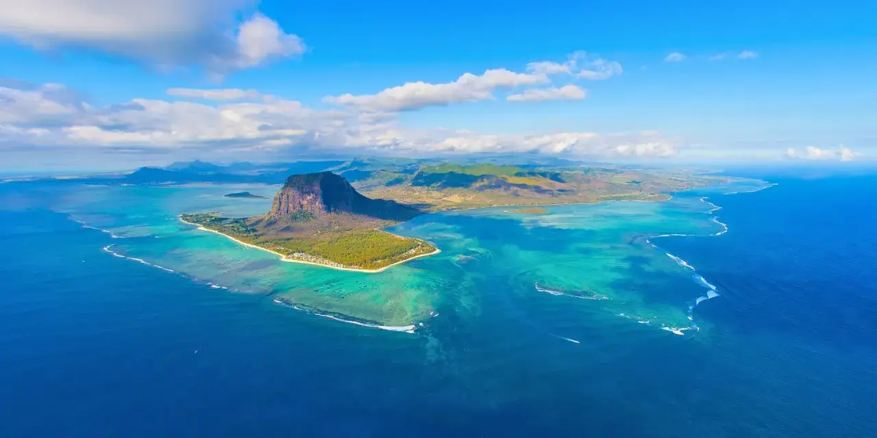Widok na Le Morne Brabant, Mauritius. Idealny czas na podróż to okres od maja do grudnia, kiedy pogoda jest słoneczna i sucha.