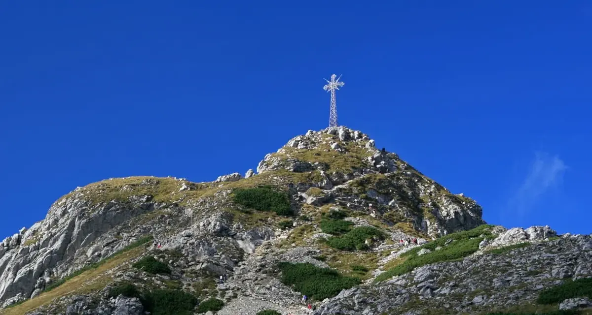 Ile ma krzyż na Giewoncie? Zaskakujące fakty i wymiary obiektu