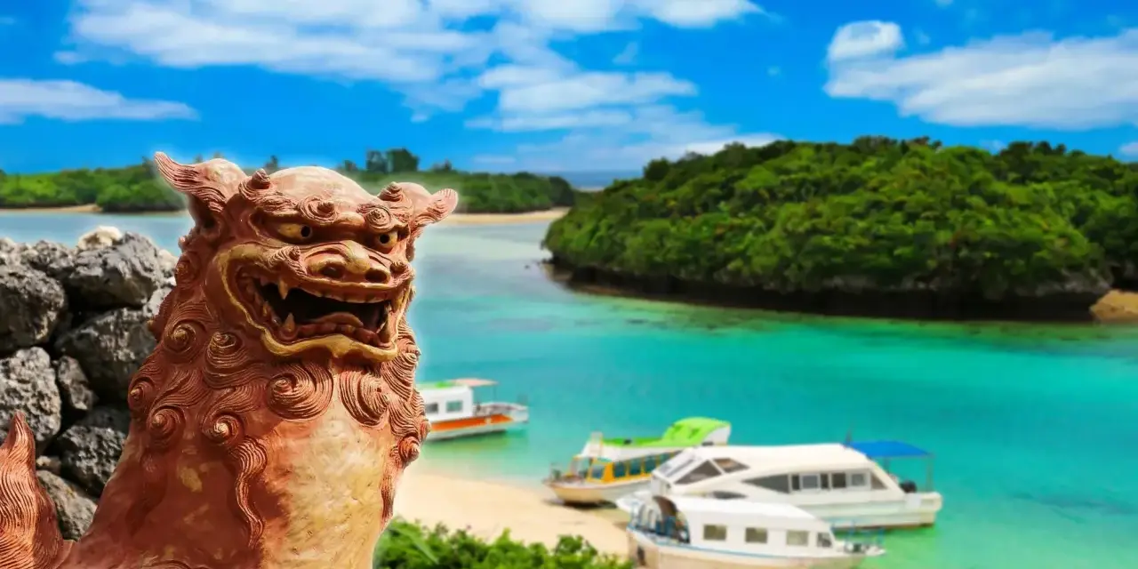 Kamienna lwica strzeże rajskiej plaży z łodziami na archipelagu z Okinawą.
