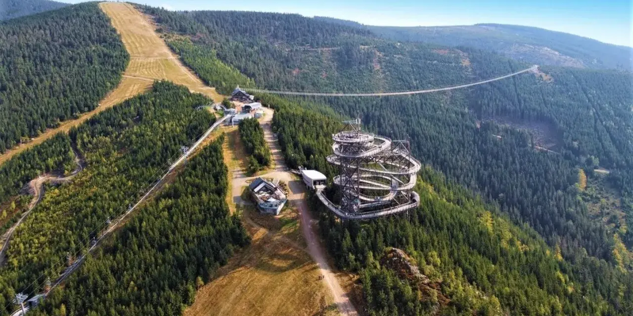 Widok na Sky Walk i najdłuższy most wiszący w Czechach. Cena za wejście jest przystępna.