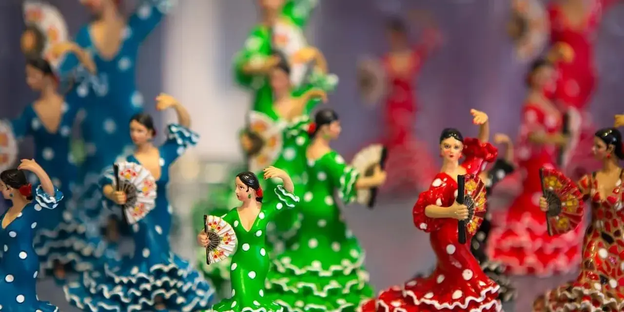 Figurki tancerek flamenco w kropki, idealne, by pokazać, co przywieźć z Hiszpanii.