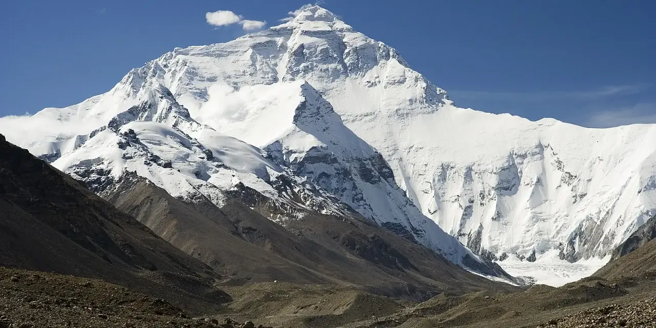 Majestatyczny, ośnieżony szczyt Mount Everest, najwyższej góry świata. Ile ma Mount Everest? Prawie 9 km!