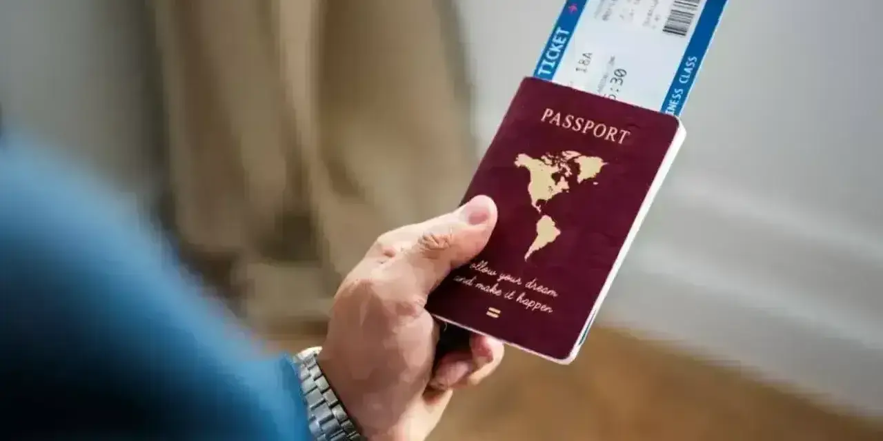 Dłoń trzyma paszport i bilet lotniczy. Planujesz podróż i zastanawiasz się, czy Cypr jest w Schengen?
