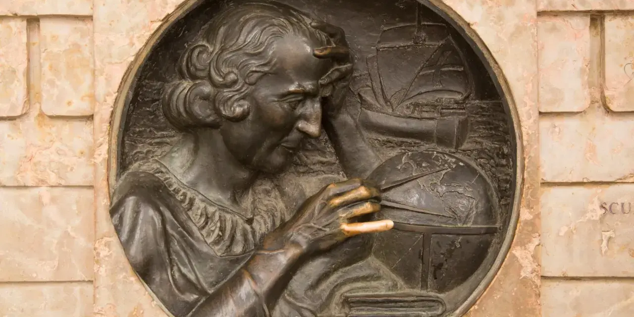 Krzysztof Kolumb, badający mapy i globus, symbolizuje jego pochodzenie i dążenie do odkryć. W tle żaglowiec.