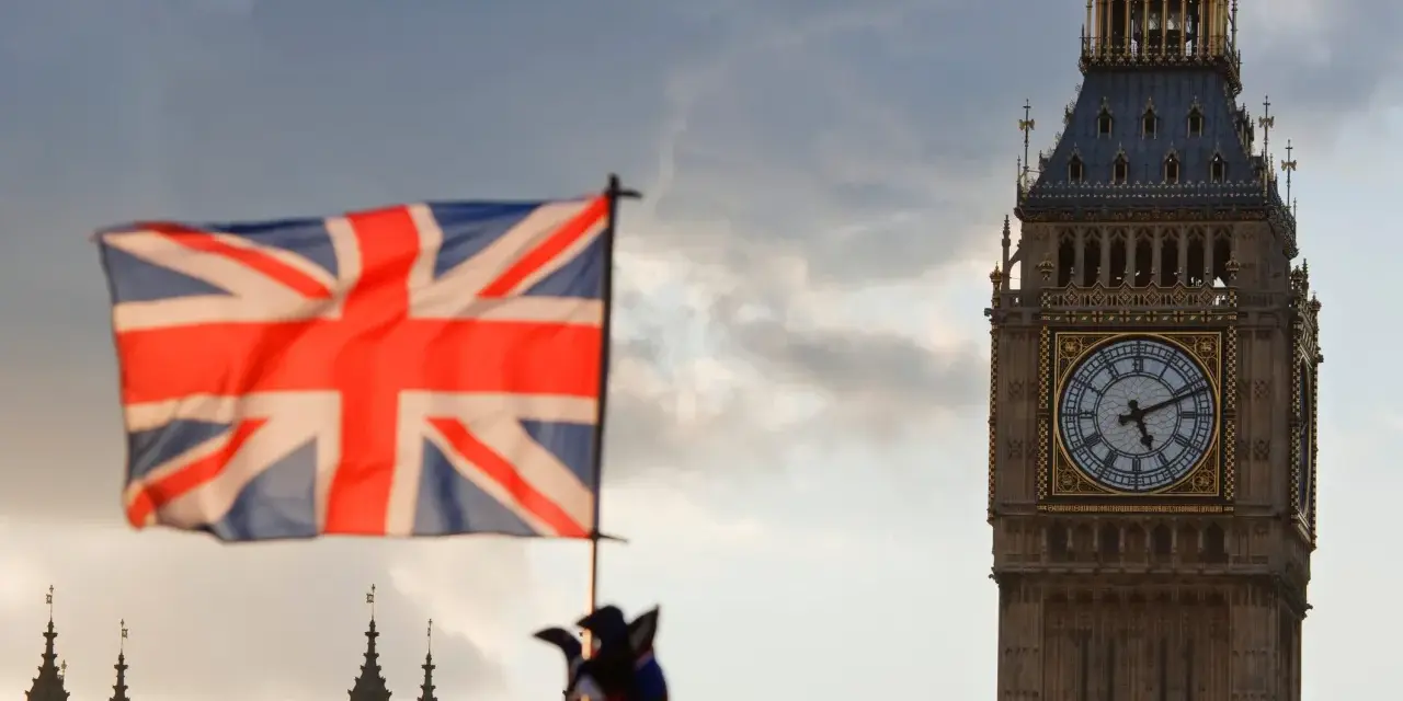 Flaga Wielkiej Brytanii na tle Big Ben. Poznaj ciekawe fakty o Wielkiej Brytanii i jej symbolach.