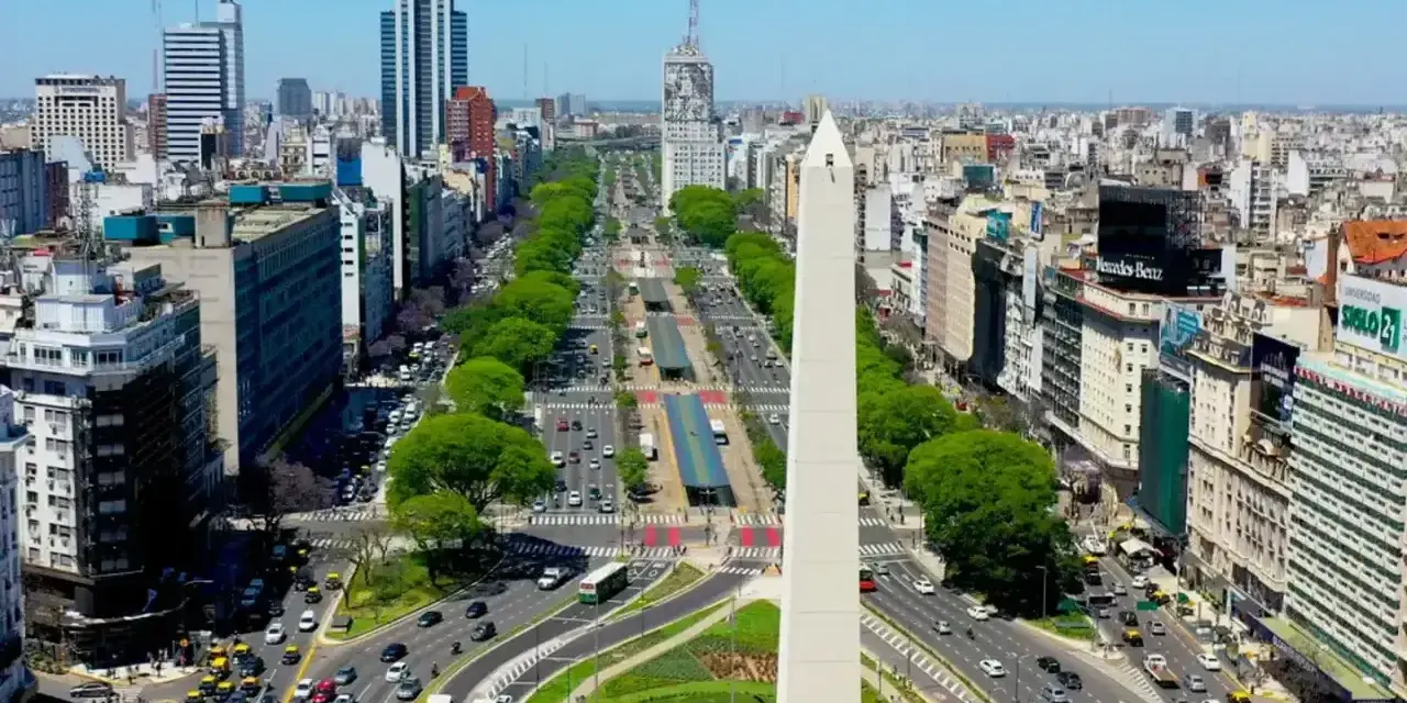 Obelisk w centrum tętniącej życiem stolicy Argentyny, Buenos Aires, otoczony zielenią i ruchem ulicznym.