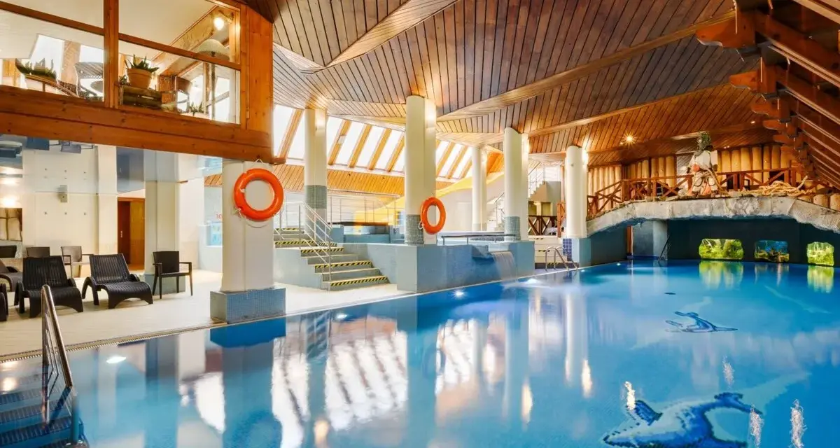 Basen w hotelu Belvedere Resort & Spa zachwyca drewnianym sufitem i dekoracjami. Relaks gwarantowany!