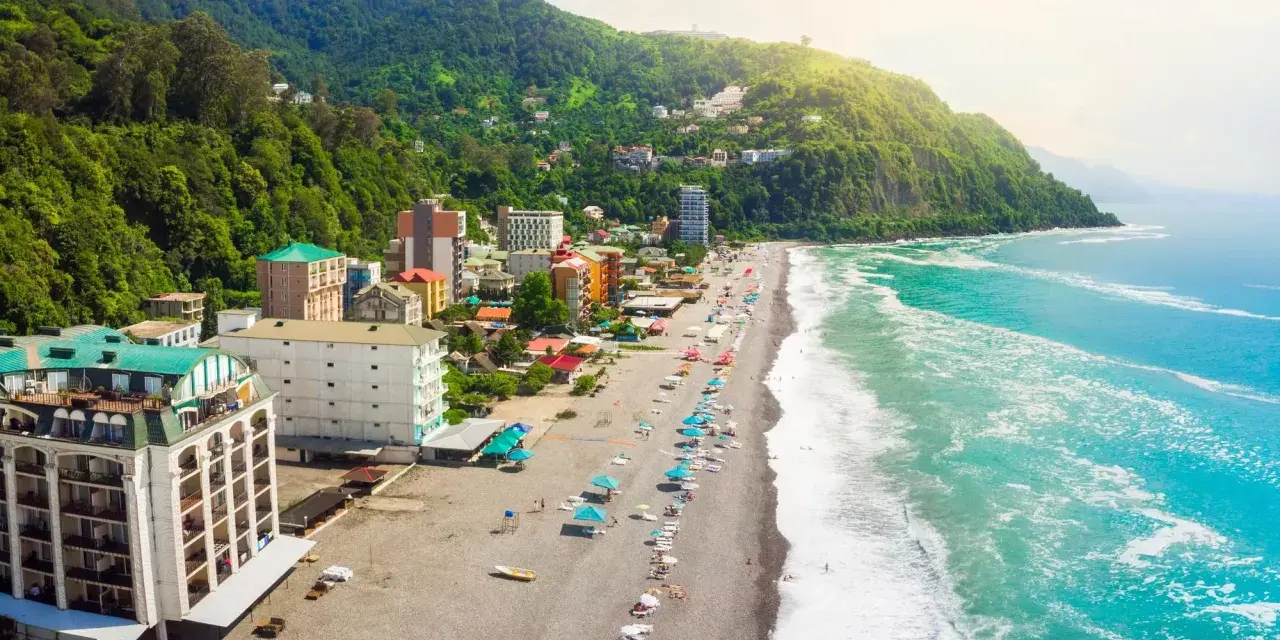 Malownicza plaża i hotele w Gruzji. Idealne miejsce na gruzińskie wakacje z widokiem na zielone wzgórza i turkusowe morze.