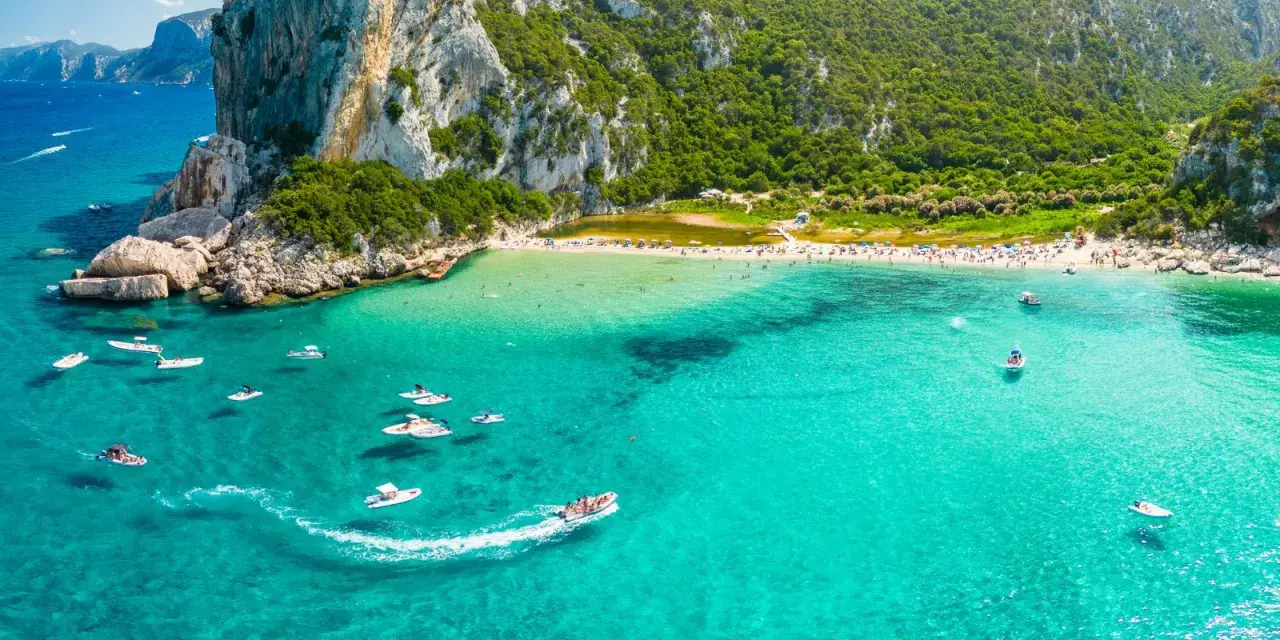 Turkusowa woda, skaliste klify i zielone wzgórza tworzą rajskie krajobrazy. Łodzie kołyszą się na falach, a plaża tętni życiem. To miejsce to prawdziwe wyspy szczęśliwe.