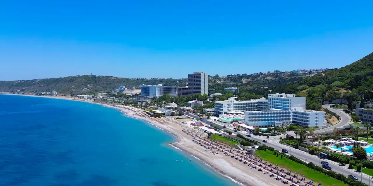 Piękna plaża w Ixia Rodos z hotelami i turkusowym morzem.